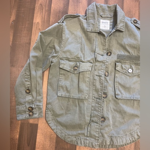 OPPOSITE
Green Utility Jacket with Epaulettes and Collared Neckline - Picture 4 of 9